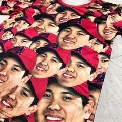 売り切れました、ありがとうございました。残り1枚‼️  大谷翔平　顔だらけTシャツ　Mサイズの画像