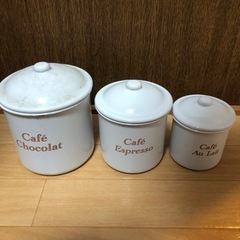 32、ホーロー容器3つ