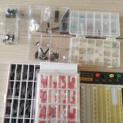 各種電子スルーホール部品の画像
