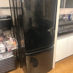 引き渡し決定冷蔵庫、炊飯器、掃除機、電子レンジ、電気ポット、二口ガスコンロの6点セット。