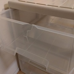 プラスチック衣装ケース　４台セットの画像
