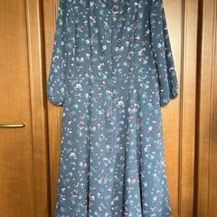 完売商品！リフレクト【洗える】フラワープリントワンピース（グレー系）L・11号の画像