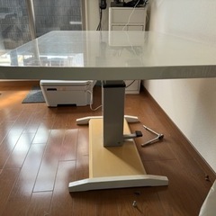 白い綺麗なテーブル