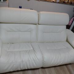 本皮白ソファーの画像