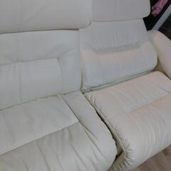 本皮白ソファーの画像
