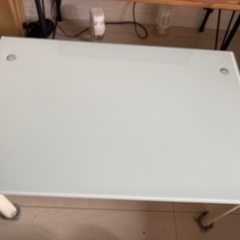 ガラスのテーブル