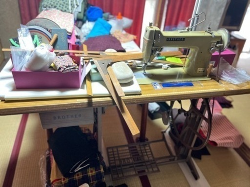 ブラザーミシン（足踏み）＋ロックミシン＋布＋裁縫道具色々