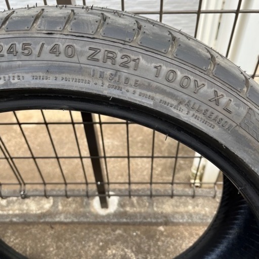 アクセレラ、245\40r 21です。
