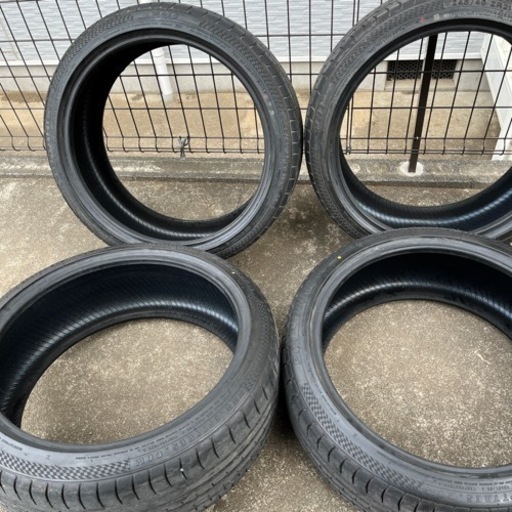 アクセレラ、245\40r 21です。
