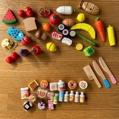 【譲り先決まりました】ままごと　木のおもちゃ、アンパンマン等
