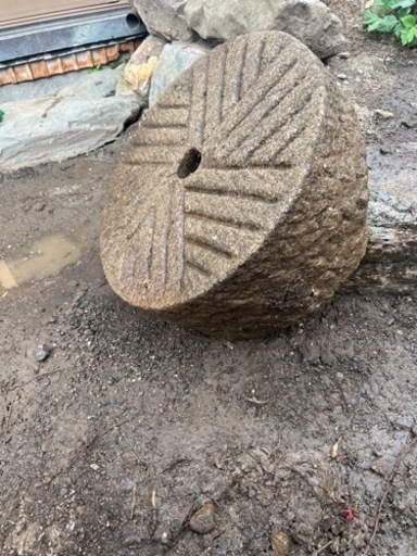 石臼 庭から発掘(2つ)