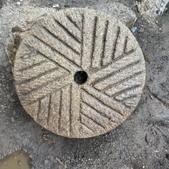 石臼 庭から発掘(2つ)