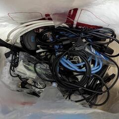 パソコン関係のパーツ、電線、キーボード、マウスの画像
