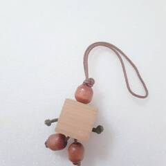 障害者支援　木製のストラップの画像