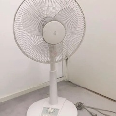 ホワイトのシンプルな扇風機の画像