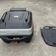GIVI (ジビ) バイク用 リアボックス 32L 未塗装ブラッ...
