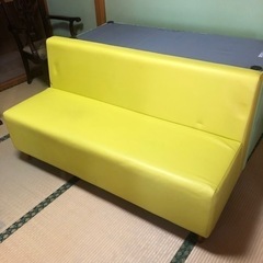 新生活の特別セール中！ビタミンカラーのイエローベンチ