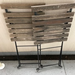 イケアの椅子と机の画像