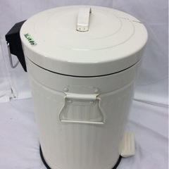 【値下げしました】ゴミ箱　ダストボックス　蓋付き　足踏み　ホワイト　no.1700の画像
