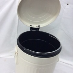 【値下げしました】ゴミ箱　ダストボックス　蓋付き　足踏み　ホワイト　no.1700の画像