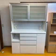 【リサイクルサービス八光】幅140㎝(大型)　松田家具　エナメルホワイト食器棚　2口コンセント付