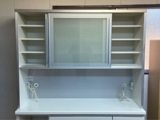 【リサイクルサービス八光】幅140㎝(大型)　松田家具　エナメルホワイト食器棚　2口コンセント付
