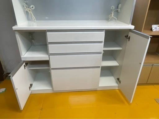 【リサイクルサービス八光】幅140㎝(大型)　松田家具　エナメルホワイト食器棚　2口コンセント付