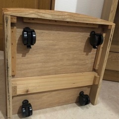 美品　ベッドのサイドテーブル　木製の画像