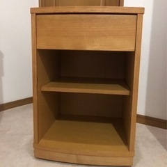 美品　ベッドのサイドテーブル　木製の画像