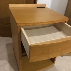 美品　ベッドのサイドテーブル　木製の画像