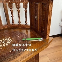 ディスプレイに最適 シリア製 ウッディアームチェア 木製肘掛け椅子の画像