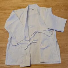 子供の空手の練習道着の画像