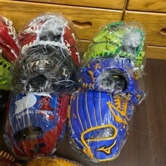 グローブ 新品 硬式 1つ1万5千円程から購入可能 カラー様々 配達可能の画像