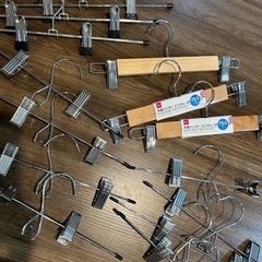 スラックスハンガー