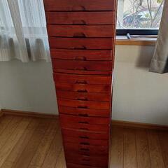 レトロな書類仕分け棚の画像