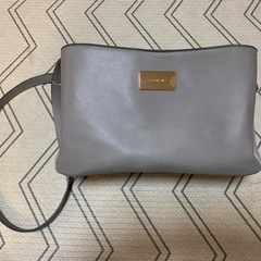 仕切りショルダーバッグ