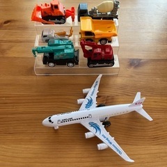 コレクション用の棚付き、はたらく車、飛行機のセット
