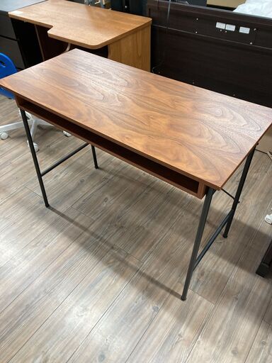 インダストリアル調のワークデスクが入荷しました。