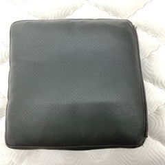 Minottiのレザークッションをご紹介します。