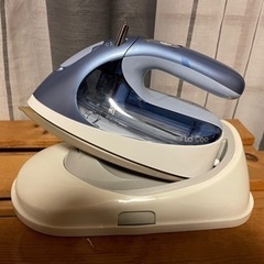 【1100→700に値下げしました】東芝 コードレススチームアイロン 美ラクルラクーの画像