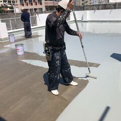 【塗装・防水・リフォーム業】中卒・高卒・未経験OK(学歴不問) やる気のある方大募集!!女性の職人も活躍中♪の画像