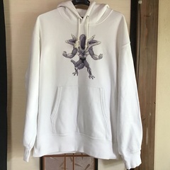 ユニクロ　パーカー白　Mサイズ