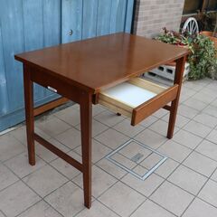 人気のkarimoku60(カリモク60+) デスクです。レトロでスッキリとした