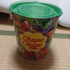 チュッパチャプスの缶