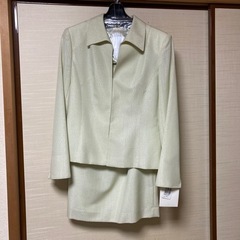 レディーススーツ　エメラルドグリーン？3点セット の画像