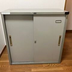 扉付きスチール棚の画像