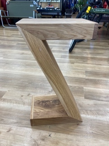 取りに来れる方限定！KARE(カレ)のサイドテーブルです！