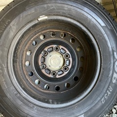 バリ溝　ハイエース　夏タイヤ　195/80r15  ホイール付きの画像