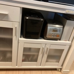 白のキッチン収納(レンジボード)