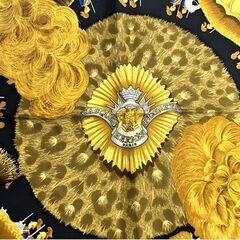 本物 HERMES エルメス カレ90 CASQUES et PLUMETS 面貌のない兜 シルク100％ スカーフ ゴールド系 ☆ 札幌市白石区 白石店 の画像